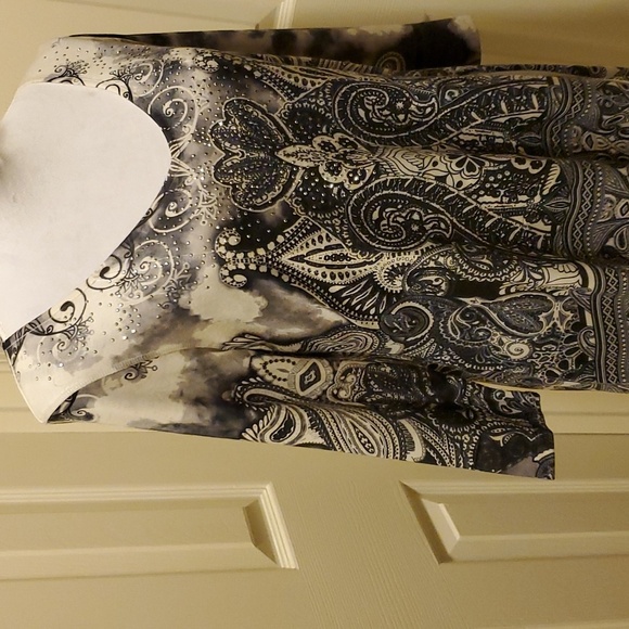 ONE WORLD Printed Knit 3/4 Sleeve Embellished Asymmetrical Tunic White/Black. M - Picture 7 of 15